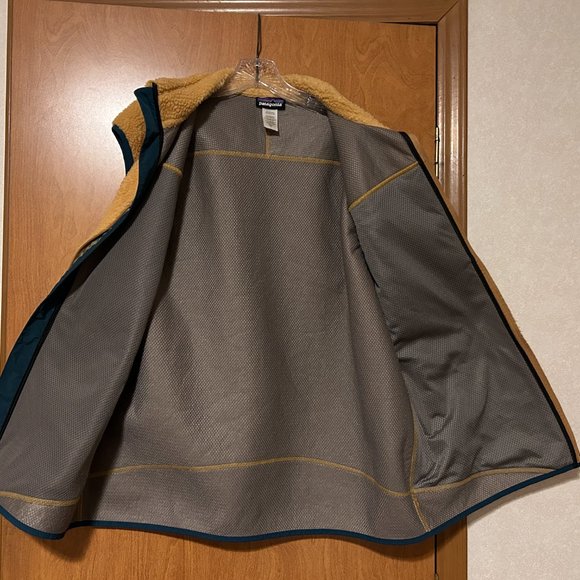 Patagonia Tan and Green Fleece Vest - Picture 9 of 9